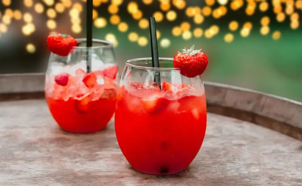 Zdjęcie Pyszne drinki z syropem malinowym, które zaskoczą Twoich gości