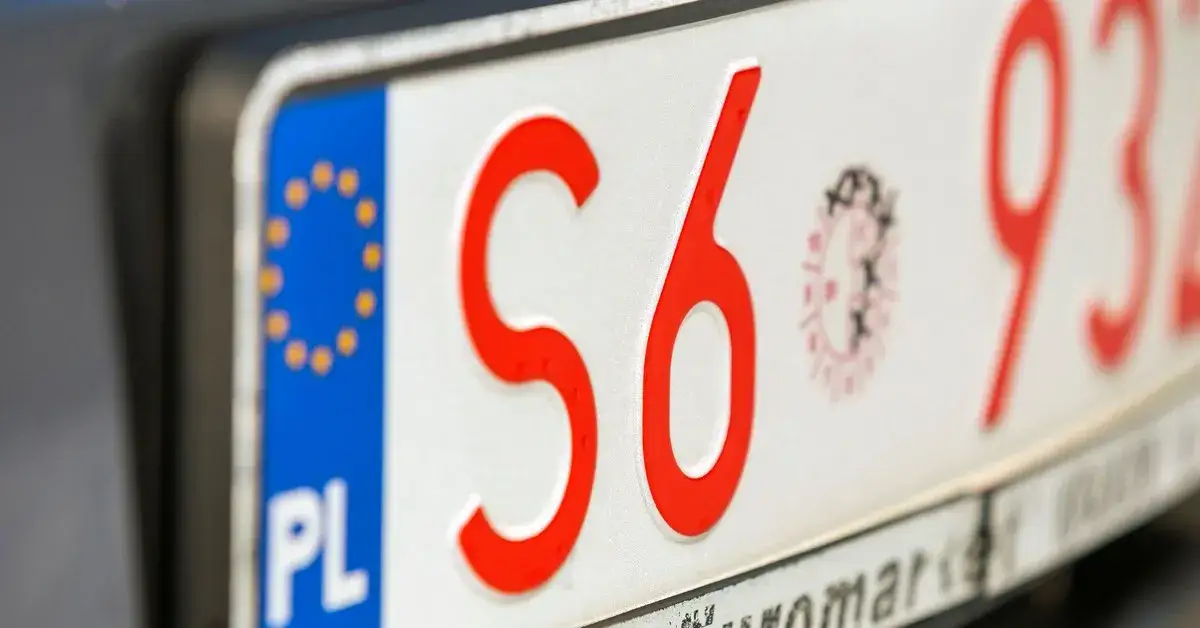 Zdjęcie Ile kosztuje rejestracja motoroweru? Sprawdź wszystkie opłaty i uniknij niespodzianek!