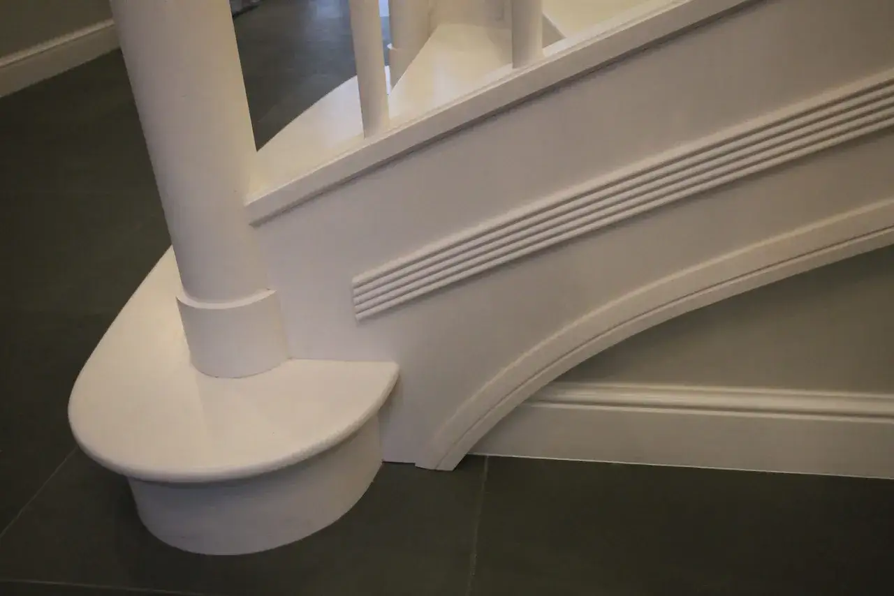 Zdjęcie Jaki kolor schodów drewnianych wybrać, aby uniknąć błędów w aranżacji?