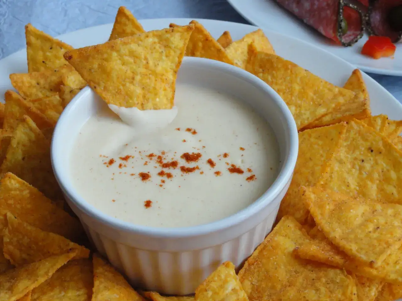 Zdjęcie Sos serowy jak w kinie - prosty przepis na idealny smak nachos