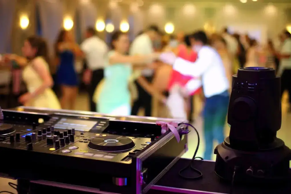 Zdjęcie Jak zostać DJ-em weselnym? Kompletny przewodnik krok po kroku