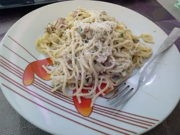 Zdjęcie Szybkie spaghetti w sosie śmietanowym - idealne na obiad bez stresu