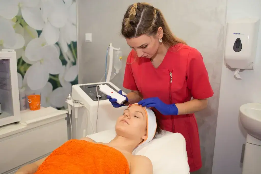 Zdjęcie Ile kosztuje peeling kawitacyjny? Sprawdź ceny w salonach i klinikach