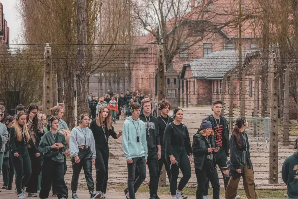 Zdjęcie Jak się ubrać do Auschwitz, by okazać szacunek i komfort?