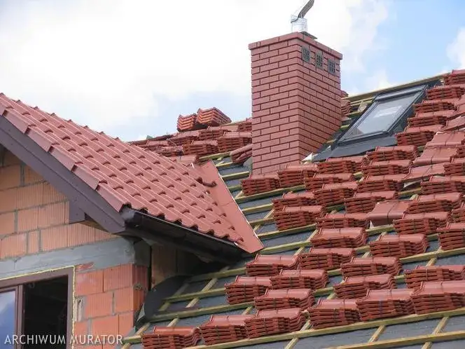 Zdjęcie Jak układać dachówkę ceramiczną, aby uniknąć błędów i uzyskać trwałość dachu