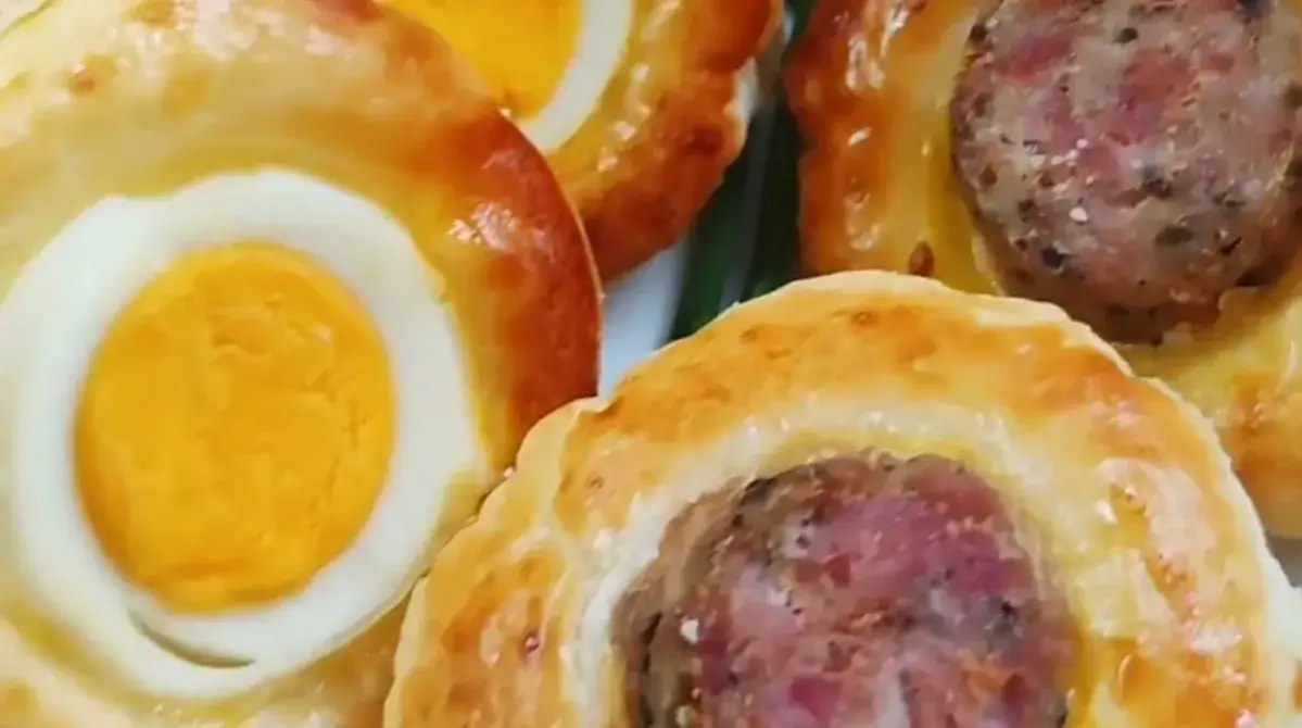 Zdjęcie Pyszna kiełbasa w cieście - łatwy przepis na wyjątkową przekąskę