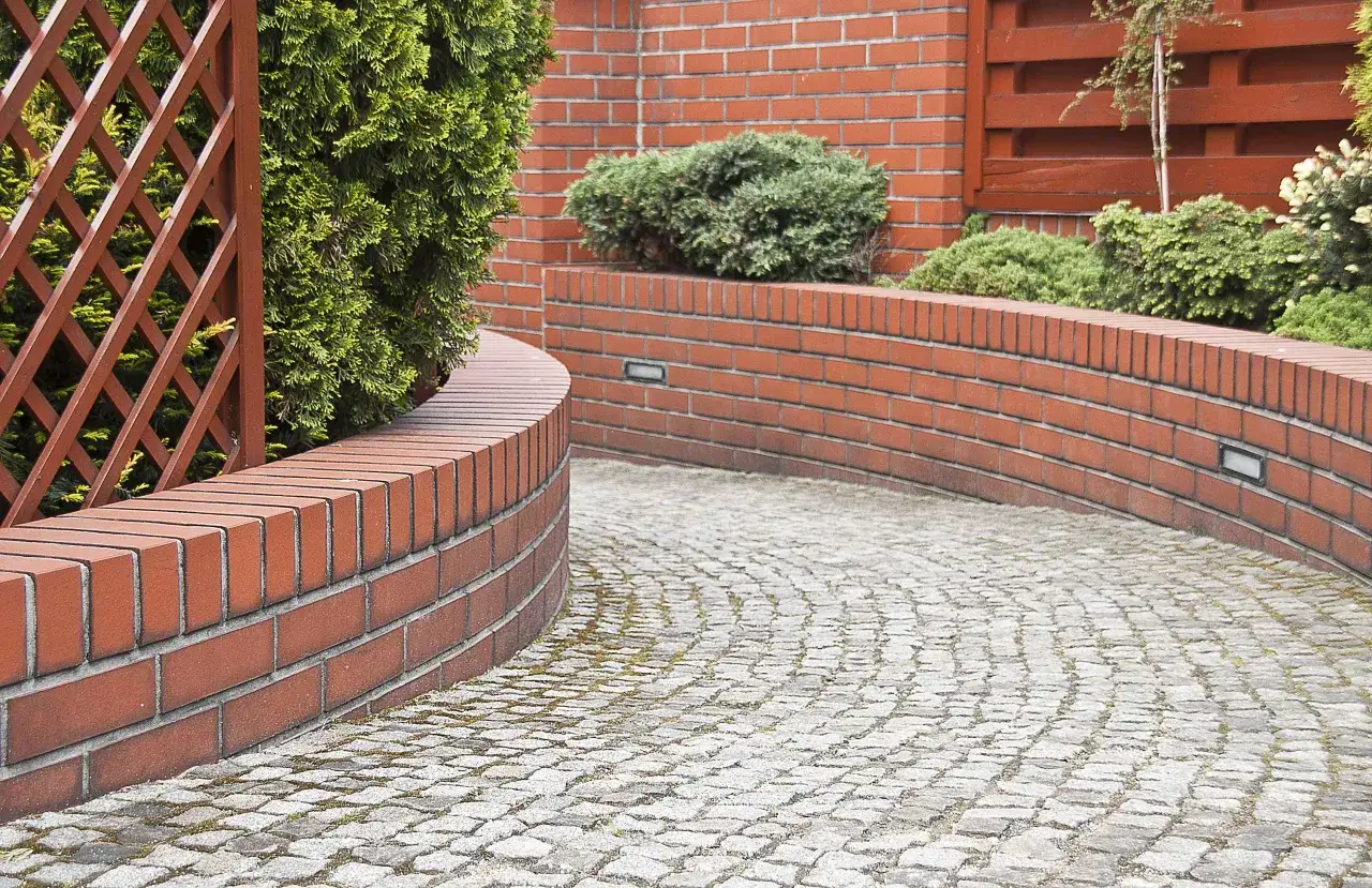 Zdjęcie Jak zbudować murek z cegły w ogrodzie - uniknij najczęstszych błędów