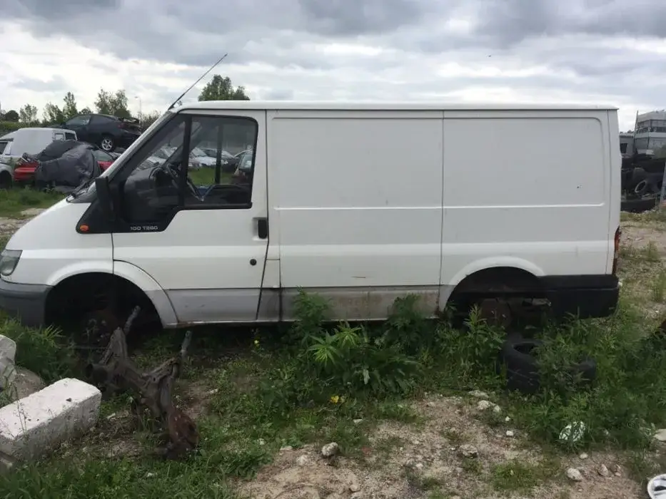 Zdjęcie Ford Transit na części: Kompletny poradnik demontażu i sprzedaży