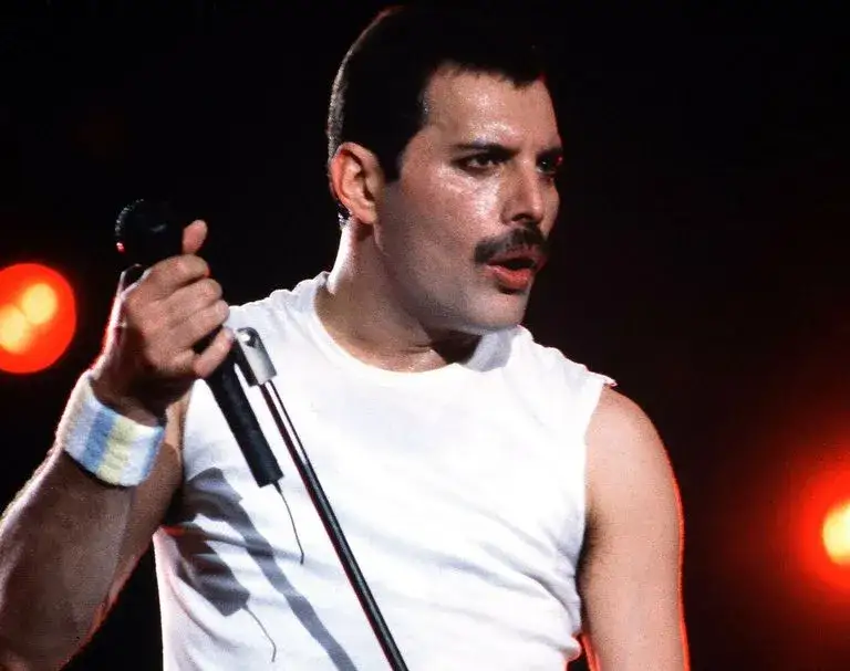 Zdjęcie Wokalista Queen – Jakie są kluczowe informacje o jego wkładzie w zespół?