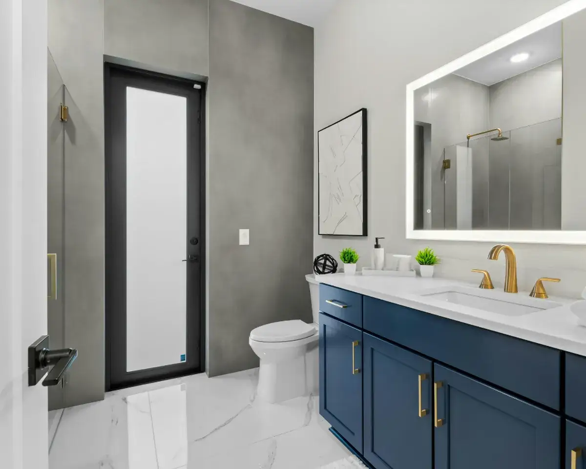 Zdjęcie Farba do łazienki zamiast płytek? Sprawdź wady, zalety i koszty