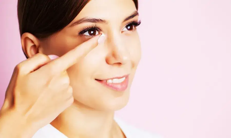 Zdjęcie Dlaczego noszenie soczewek jednodniowych dłużej grozi utratą wzroku?