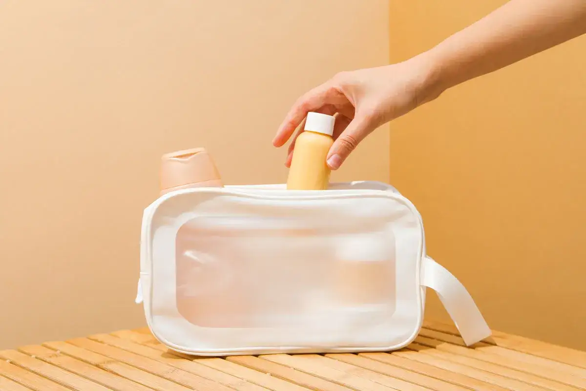 Zdjęcie Jakie są limity pojemności kosmetyków do samolotu i co warto wiedzieć