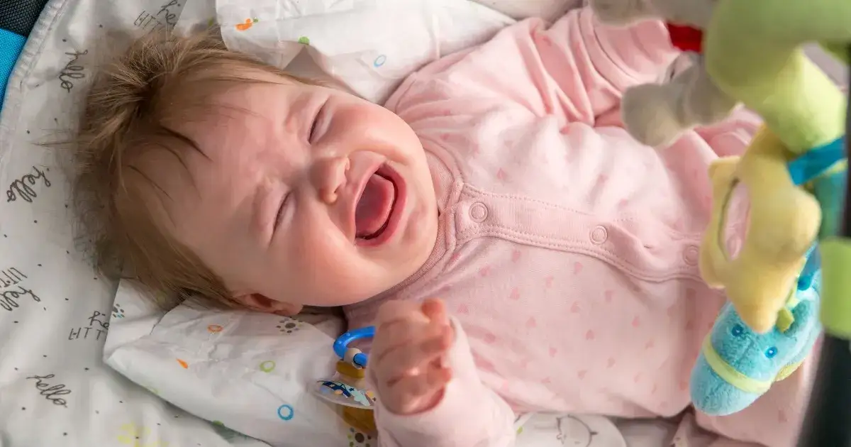 Zdjęcie Dlaczego niemowlak skrzeczy? Pilne powody niepokojącego krzyku