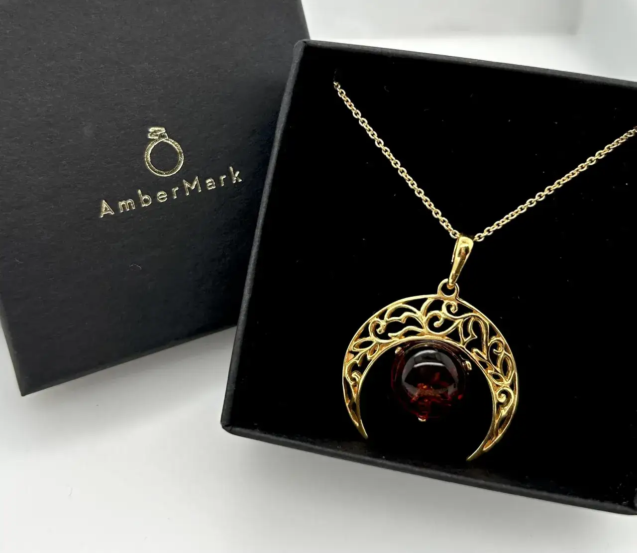 Zdjęcie Gdzie kupić wisiorek Luny? Sprawdzone sklepy online z najlepszymi ofertami