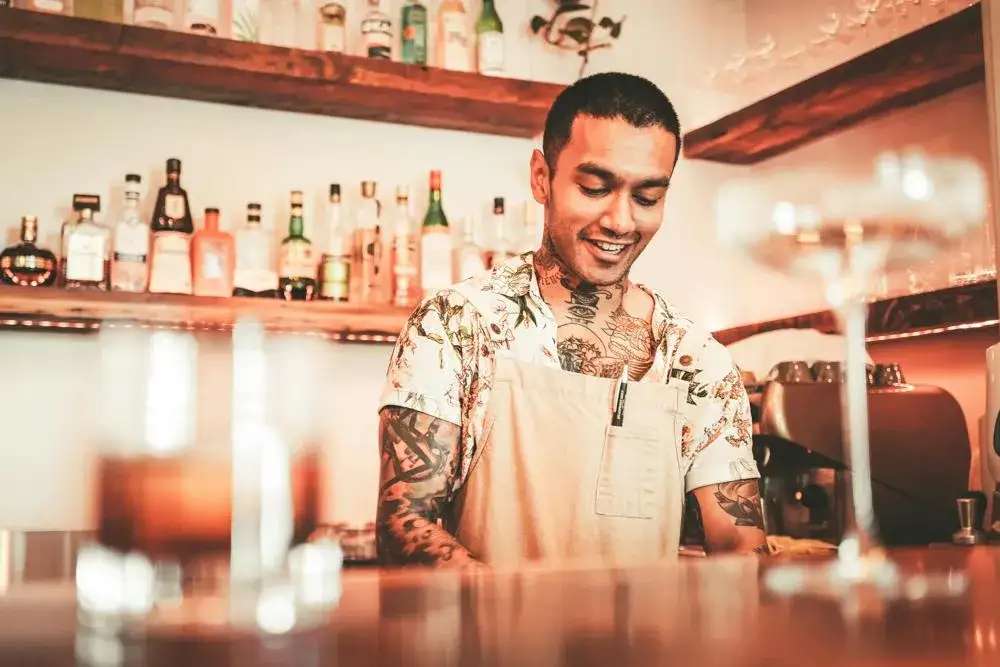 Zdjęcie Ile zarabia barman w USA? Zaskakujące fakty o pensjach i napiwkach
