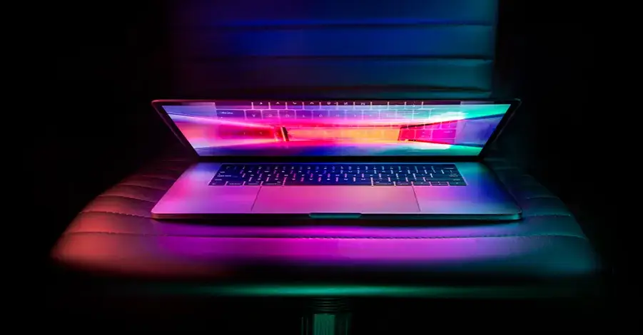 Zdjęcie Czym czyścić MacBooka, aby go nie uszkodzić i uzyskać idealny blask