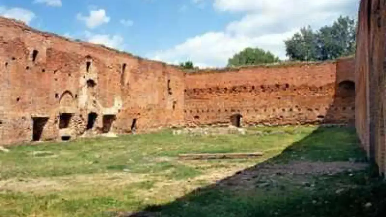 Zdjęcie Zamek Dybowski: Zapomniana twierdza w sercu Torunia