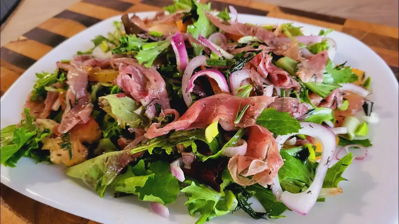 Zdjęcie Jaka szynka do sałatki - wybierz najlepszy smak i uniknij błędów