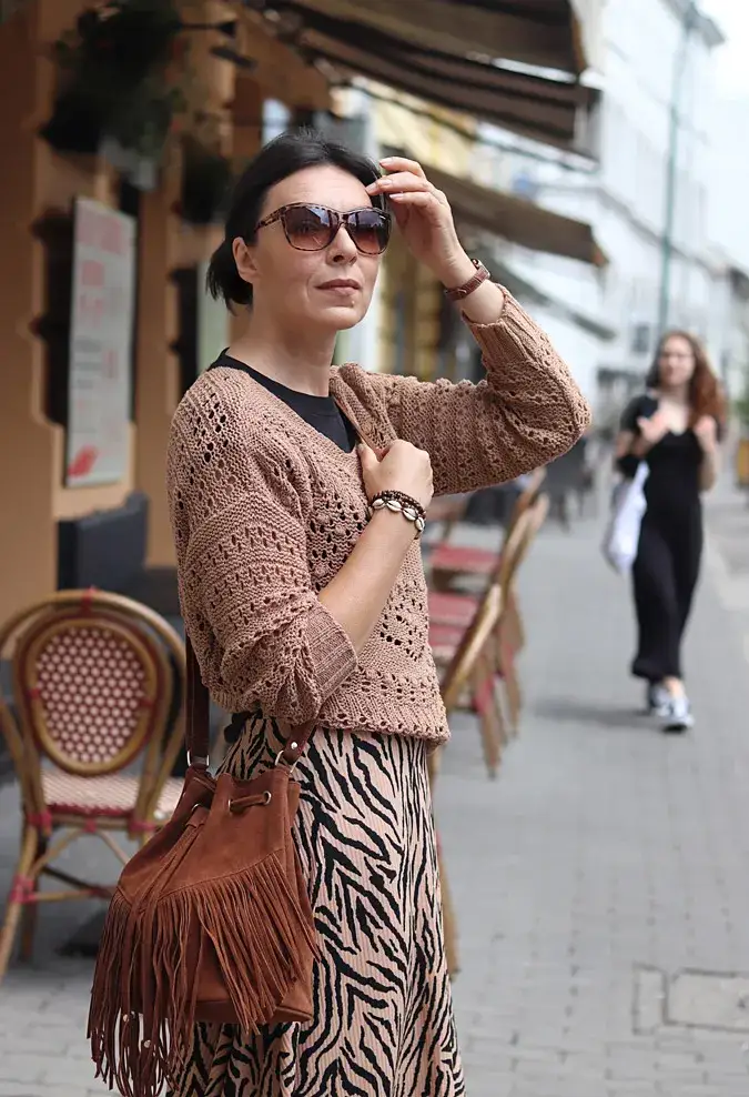 Zdjęcie Jak nosić sweter do spódnicy, aby uniknąć modowych faux pas