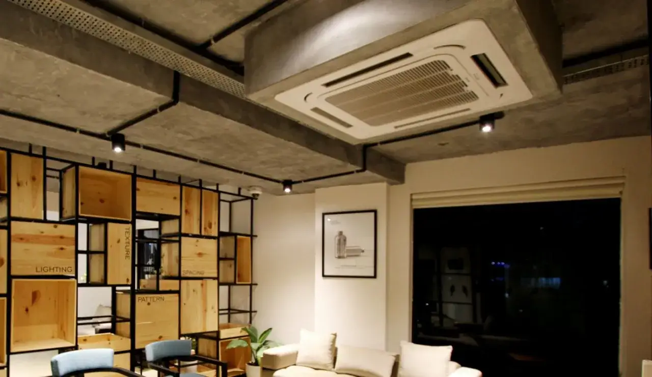 Jak ukryć klimatyzację w salonie: 5 sprytnych sposobów na estetykę