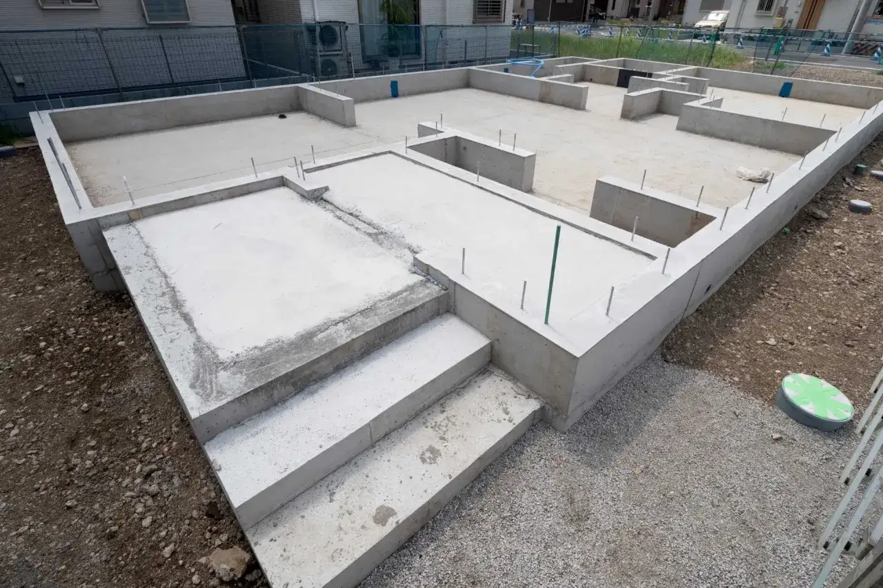 Fundament domu, betonowe ściany i schody. Trudno oszacować, ile waży dom, ale ta podstawa to już solidna konstrukcja.