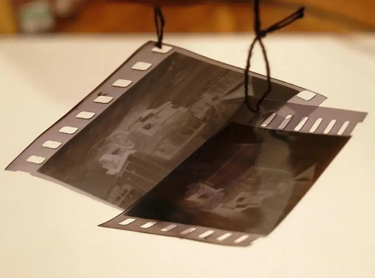 Jak wywołać zdjęcia z kliszy w domu bez stresu i błędów