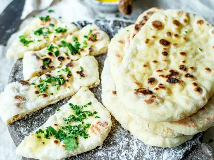Puszysty naan z patelni: przepis, który zawsze wychodzi!