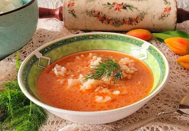 Jak zrobić zupę pomidorową z ryżem, która zachwyci smakiem