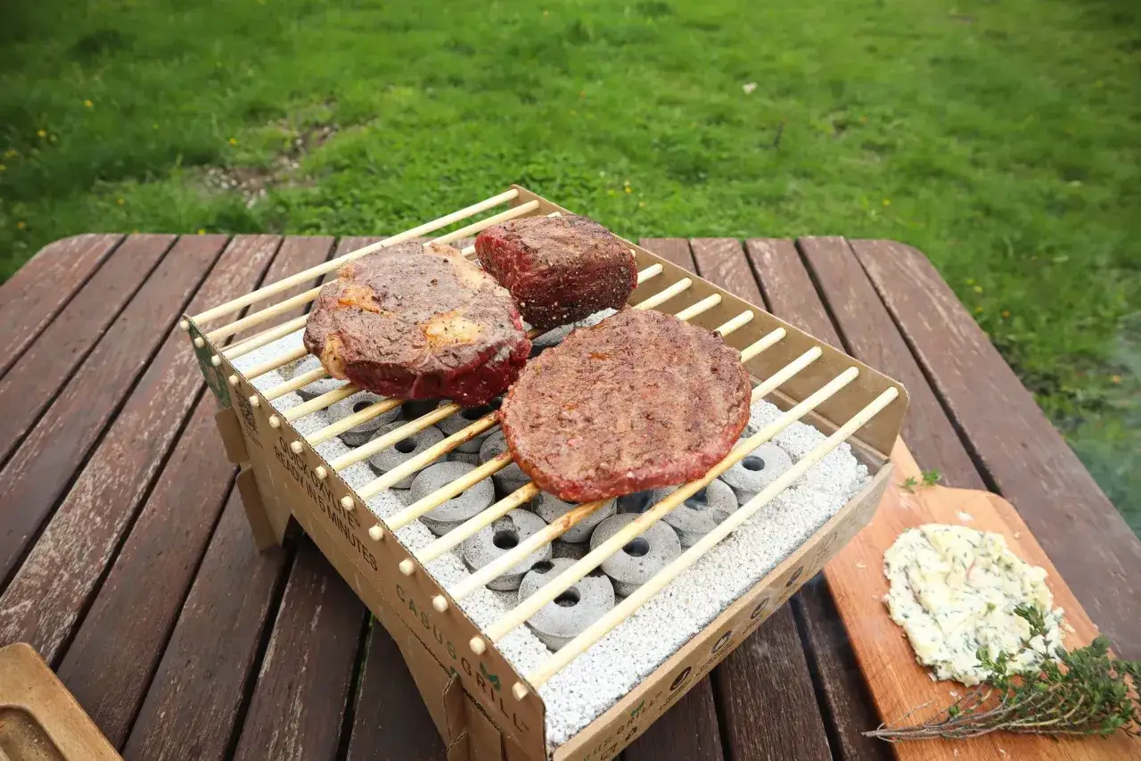 Na grillu leżą soczyste steki i burger. Obok masło ziołowe, idealne do sosu kobe. Co to za pyszności!
