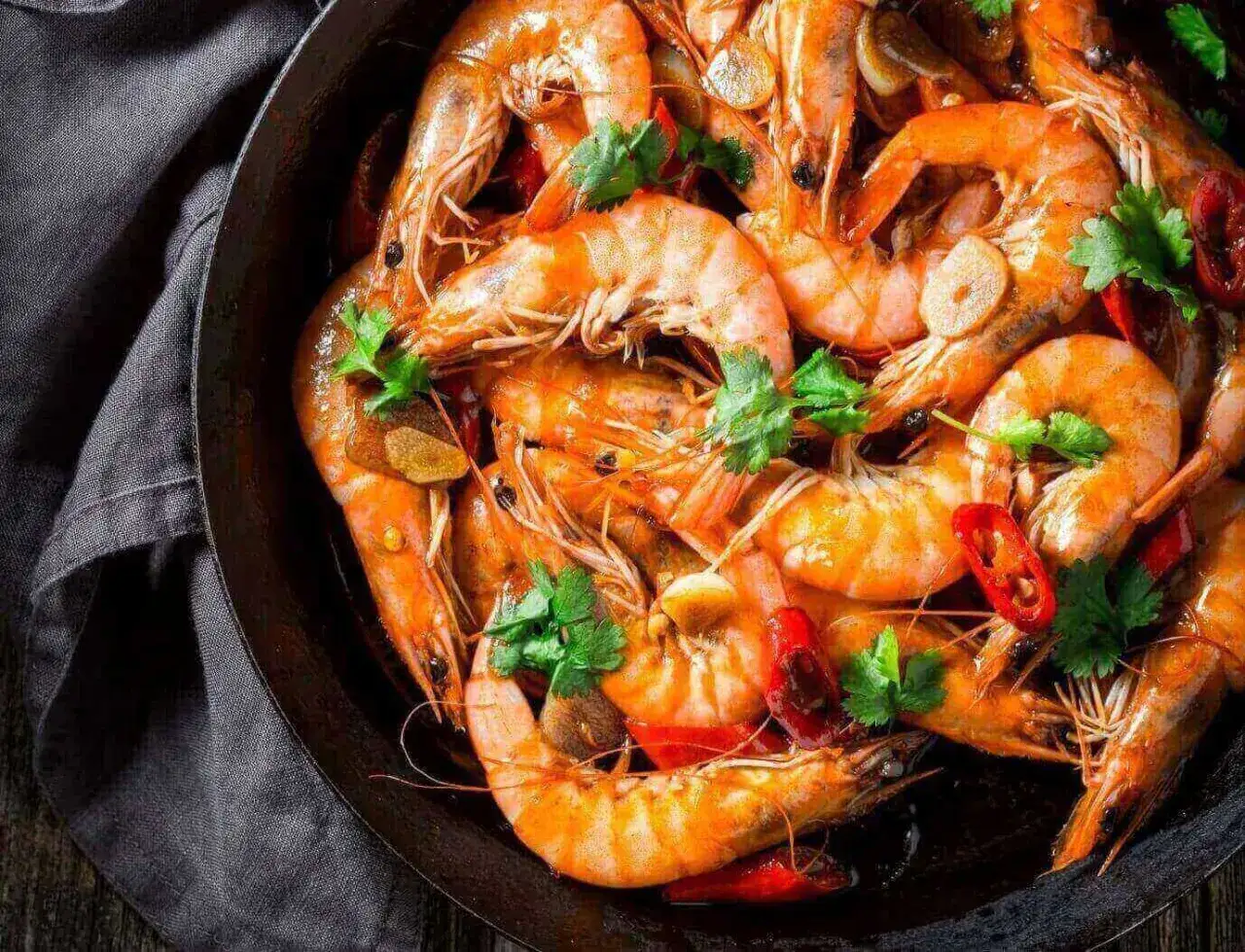 Pyszne krewetki koktajlowe przepis na szybką kolację. Aromatyczny czosnek, chili i świeża kolendra podkreślają smak krewetek.