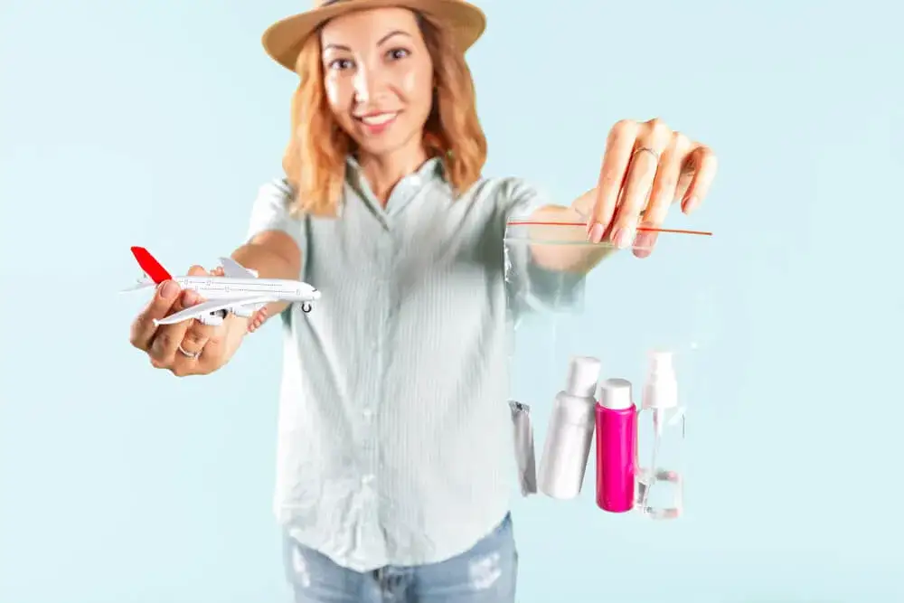 Czy można przewozić wodę w bagażu rejestrowanym bez obaw?