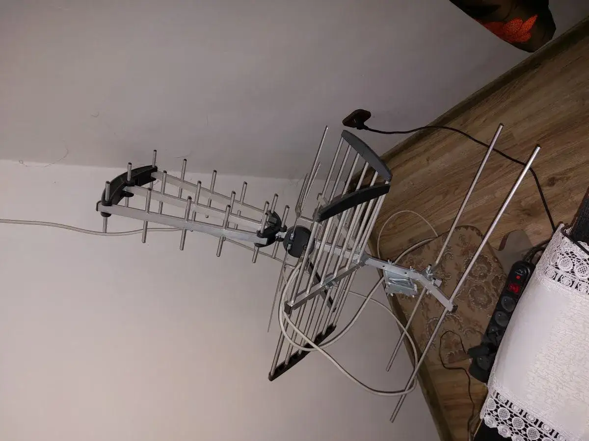 Antena telewizyjna MUX 8 z elementami polaryzacji pionowej.