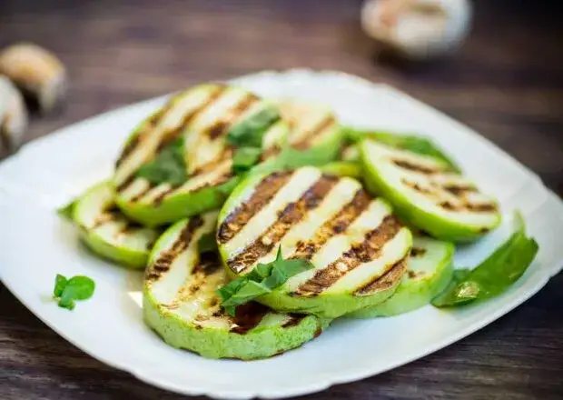 Grillowana cukinia: Przepisy, marynaty i sekrety mistrza grilla