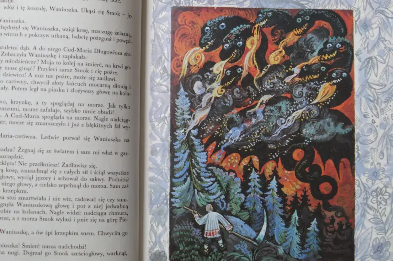 Ilustracja do baśni o złotym ptaku: smok ziejący ogniem atakuje las, gdzie stoi chłopiec z kosą.