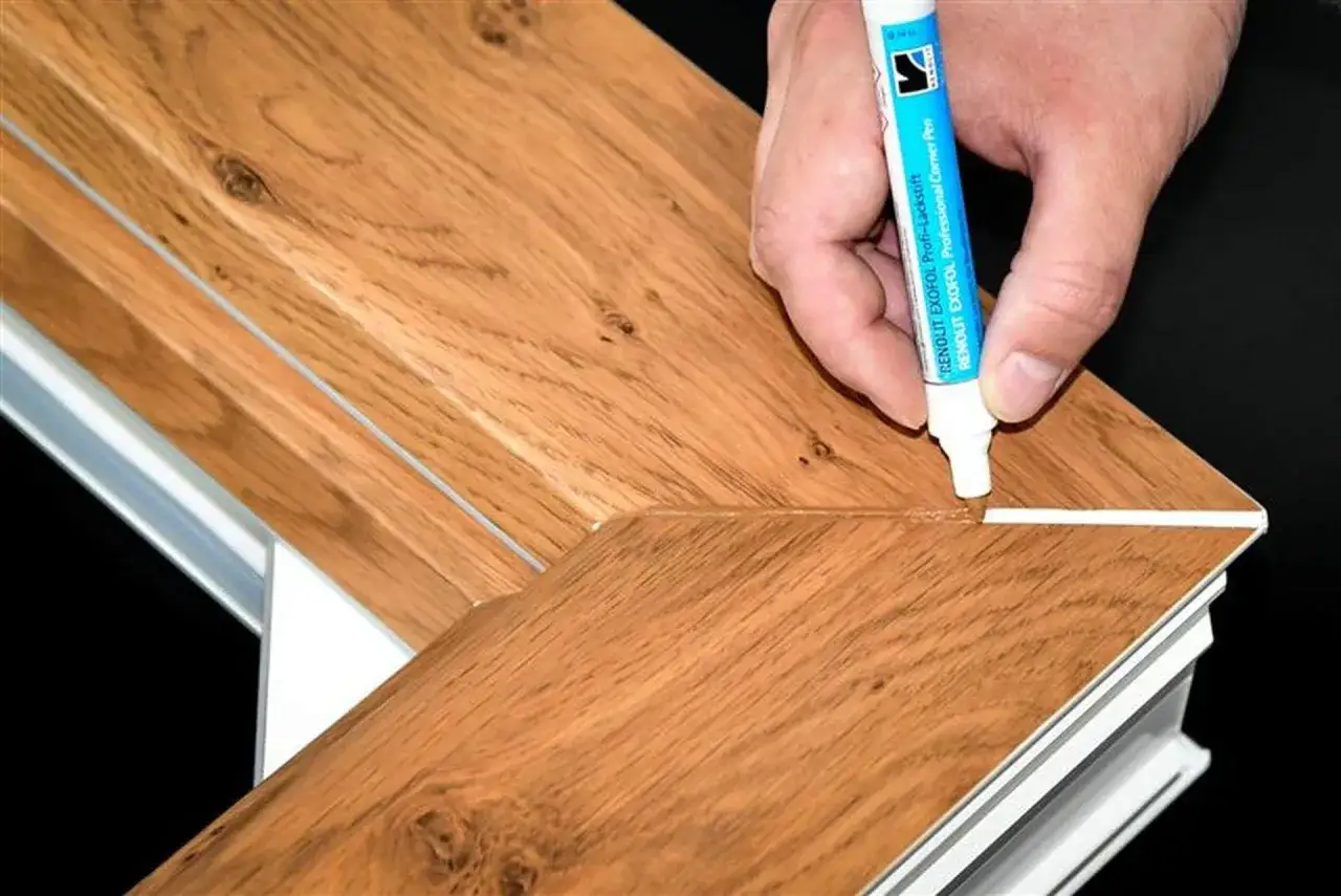 Rysy na drzwiach z okleiny znikają dzięki specjalnemu pisakowi.