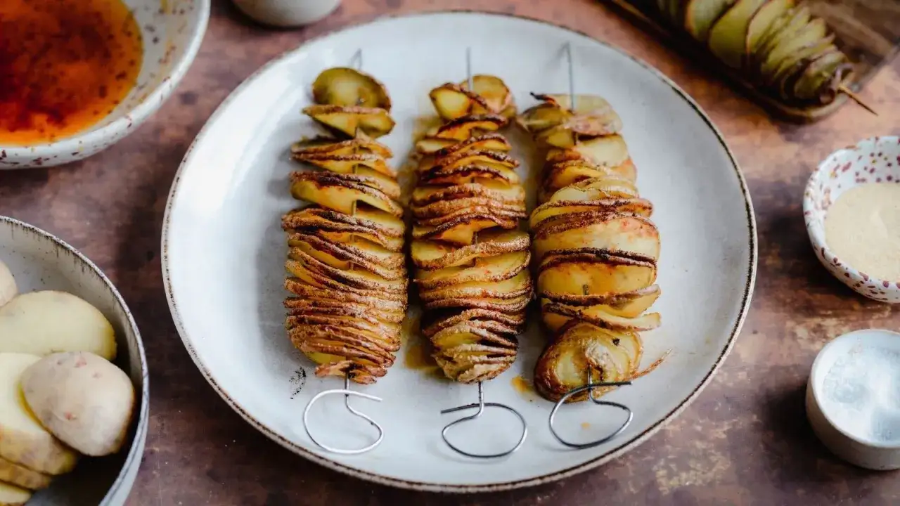 Zakręcone frytki na patyku bez maszynki? Zrób je w domu!
