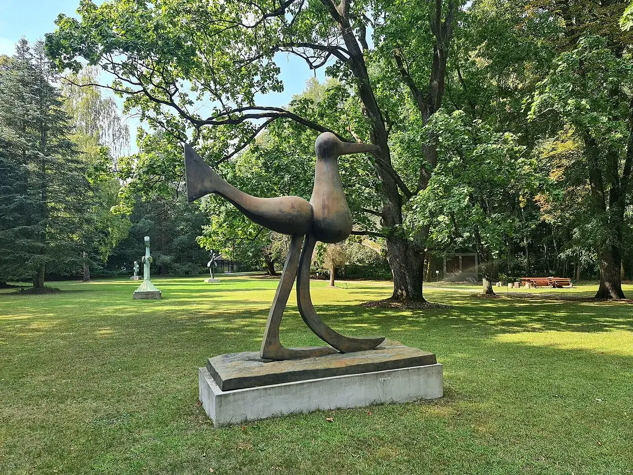 Ogród Rzeźb Juana Soriano: Dotknij sztuki w sercu Mazowsza