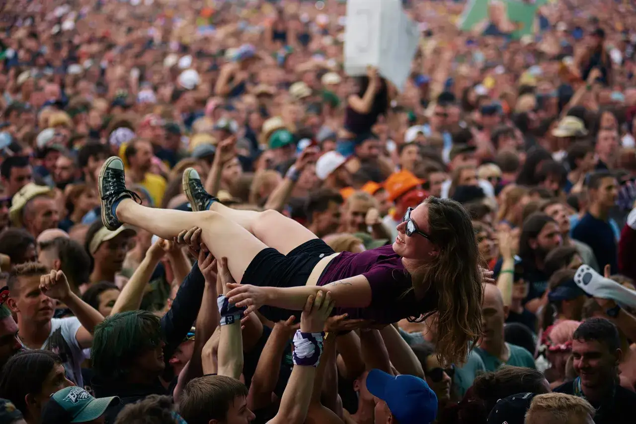 5 błędów koncertowych nowicjuszy: Od ilu lat są legalne koncerty?