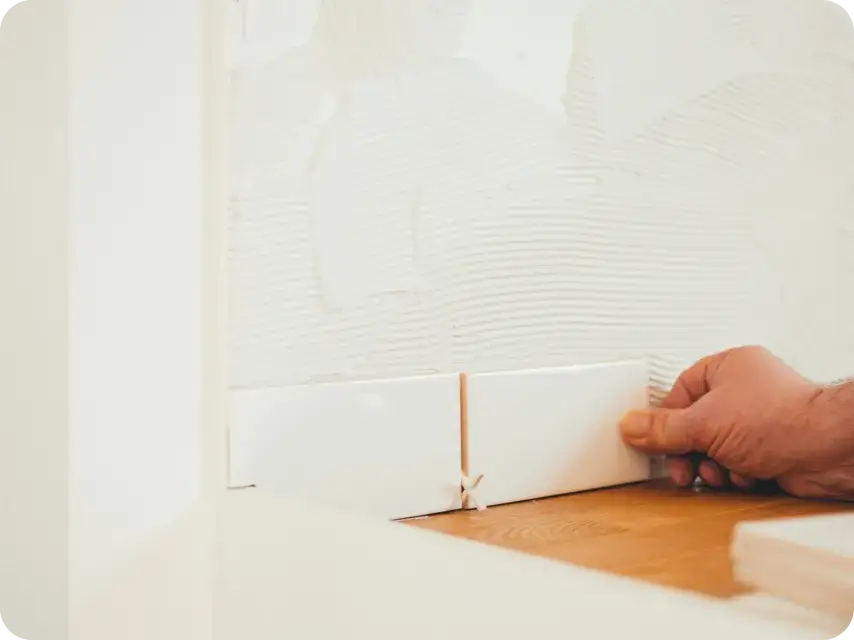 Jak położyć płytki na ścianie w kuchni bez błędów i stresu