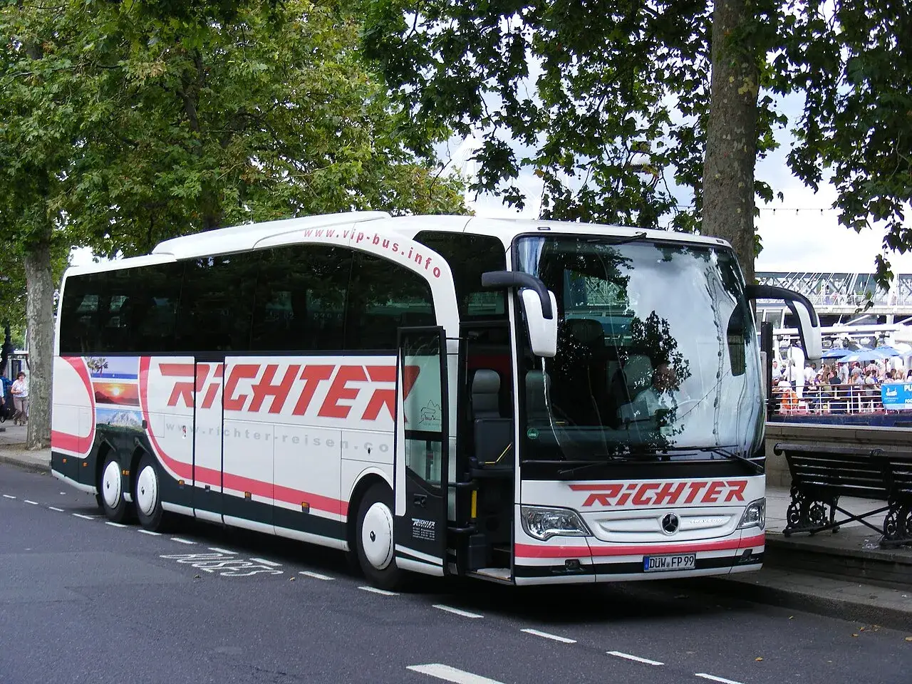 Ile waży autokar turystyczny? DMC, ładowność i bezpieczeństwo