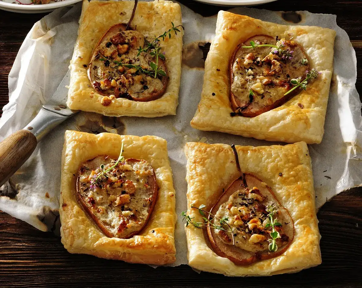 Tarta z gruszkami i serem pleśniowym - pyszne ciasto na każdą okazję