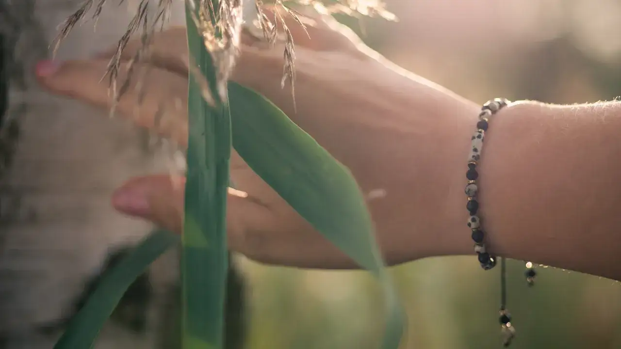 Na której ręce nosić bransoletkę z kamieni, by przyciągnąć energię?