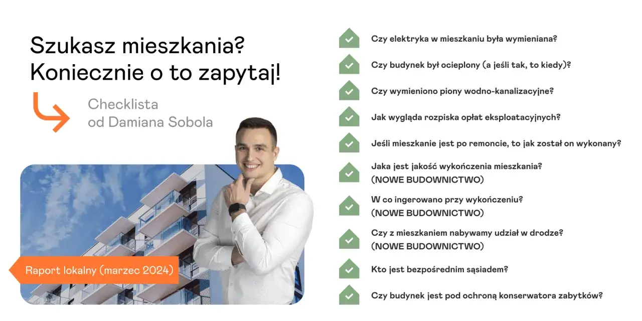 Uśmiechnięty mężczyzna obok nowoczesnego budynku i listy pytań do dewelopera.