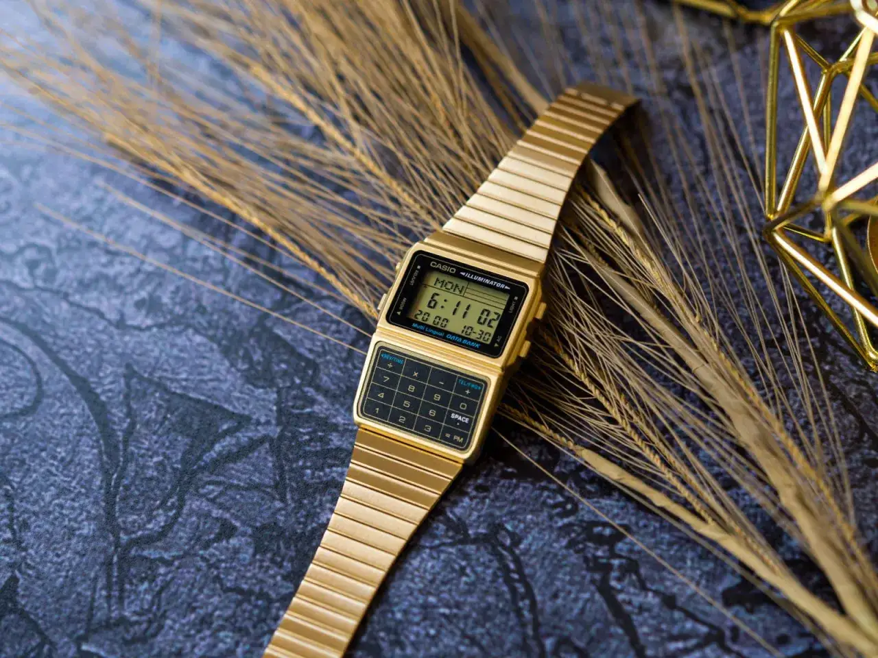 Złoty zegarek kalkulator Casio retro – poznaj jego unikalne cechy