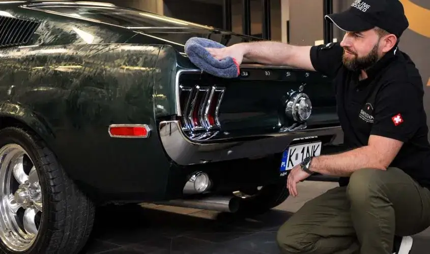 Czym umyć auto przed woskowaniem, aby uniknąć zarysowań i smug