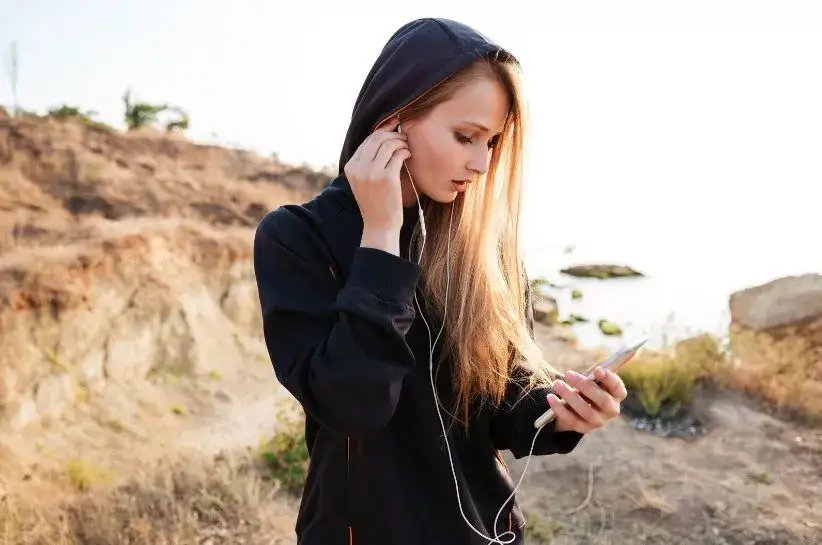 Czarna bluza: Jakie spodnie? Modne zestawy na każdą okazję