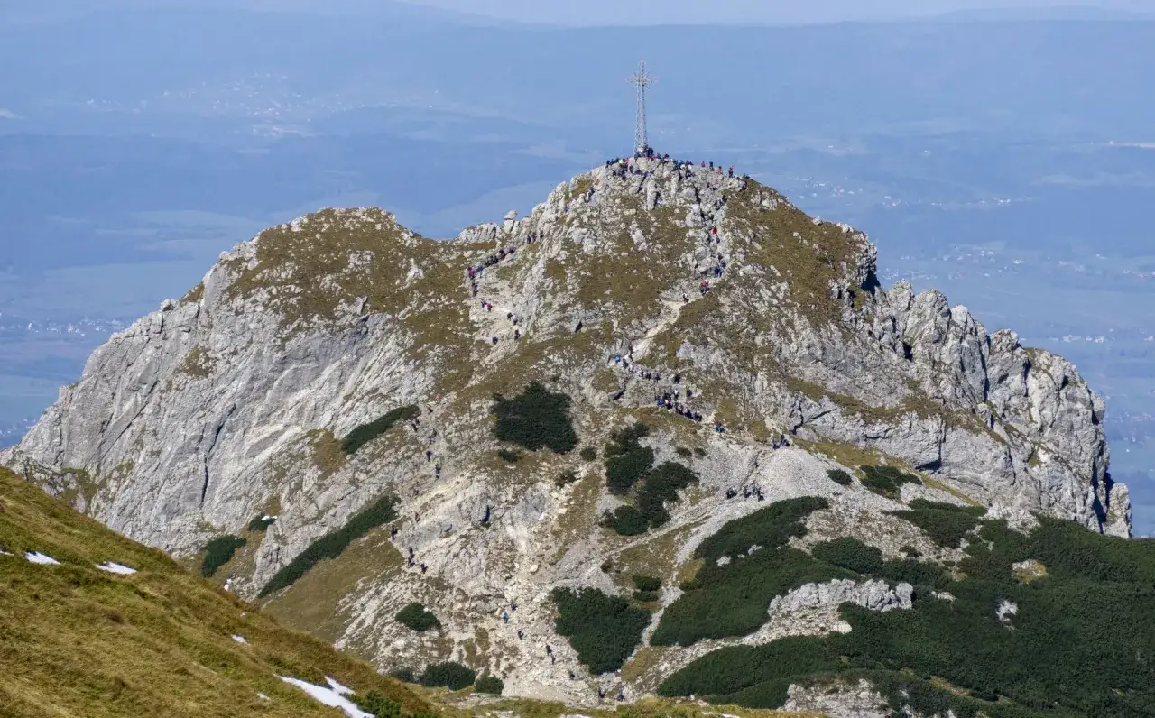 Tłum turystów na szlaku na Giewont. Czy to najłatwiejszy szlak na Giewont? Ile czasu zajmuje wejście?