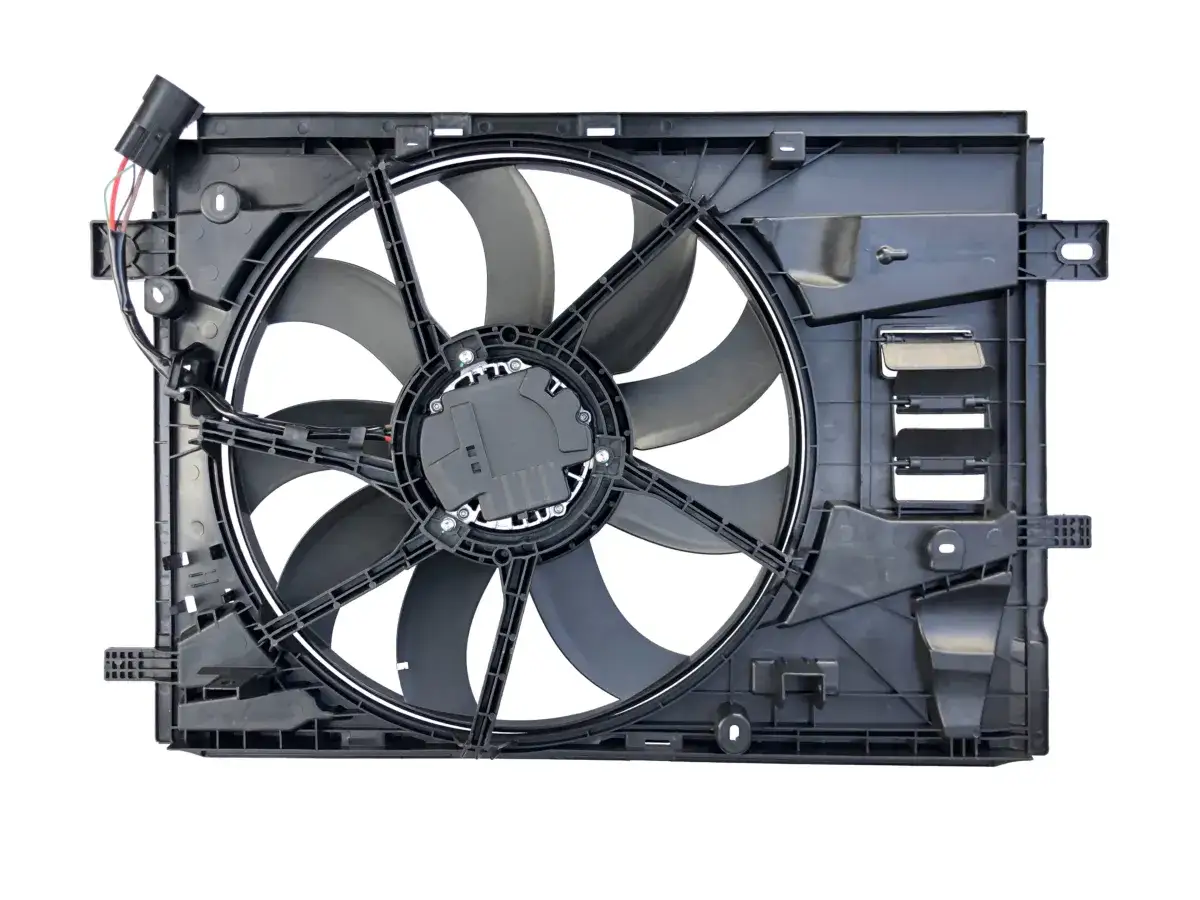 Wentylator chłodnicy samochodu z czarną ramą i łopatkami.