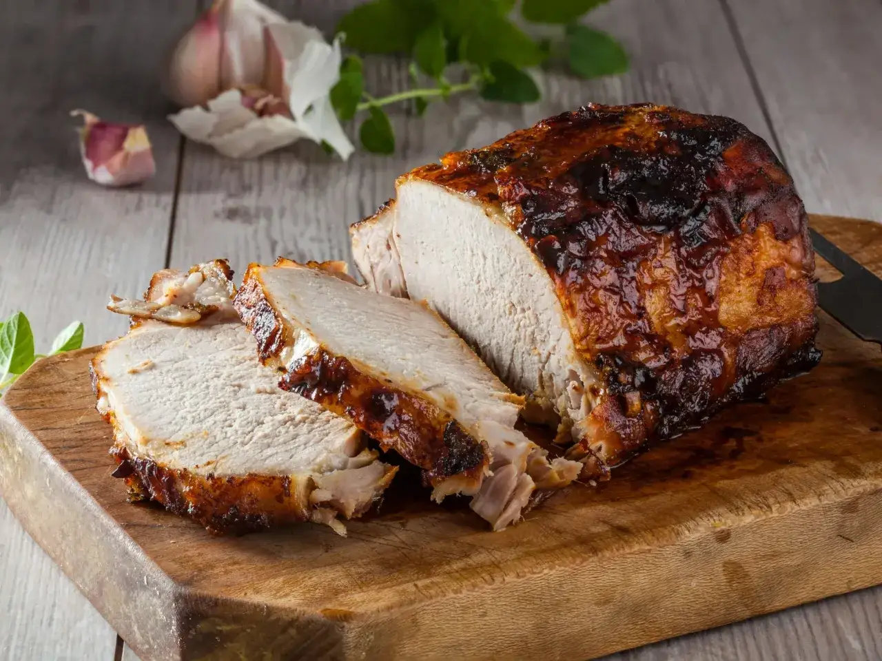 Soczysty schab pieczony z czosnkiem i ziołami. Idealny pomysł, co zrobić ze schabu na obiad.