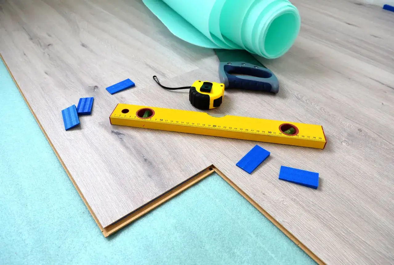 Jaki podkład pod panele? Ekspert radzi, jak wybrać idealny